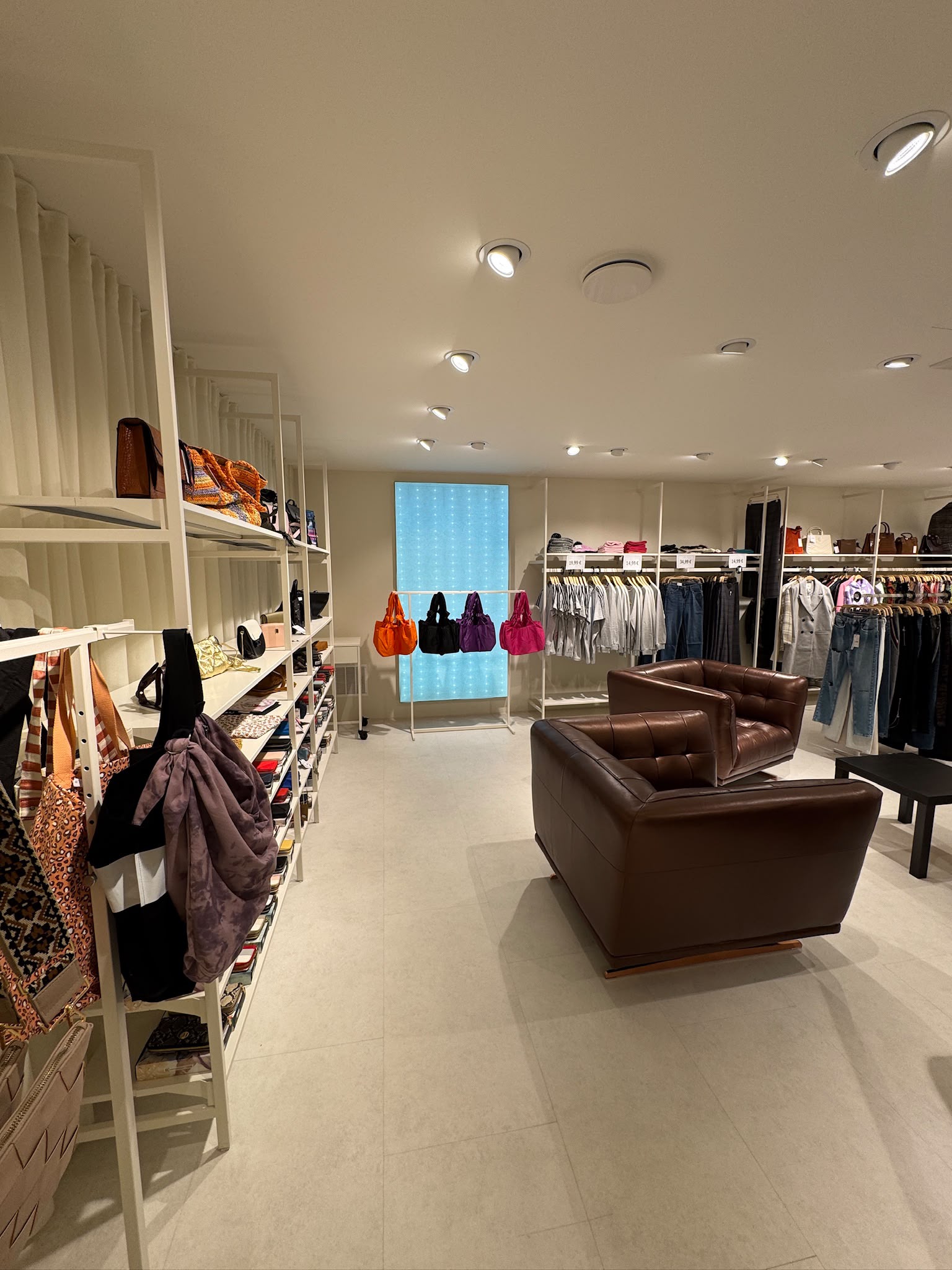 Laden-Innenansicht mit Taschen und Accessoires